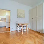 Spacious Central Budget-Friendly Apartment By Rentez