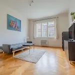 Spacious Central Budget-Friendly Apartment By Rentez