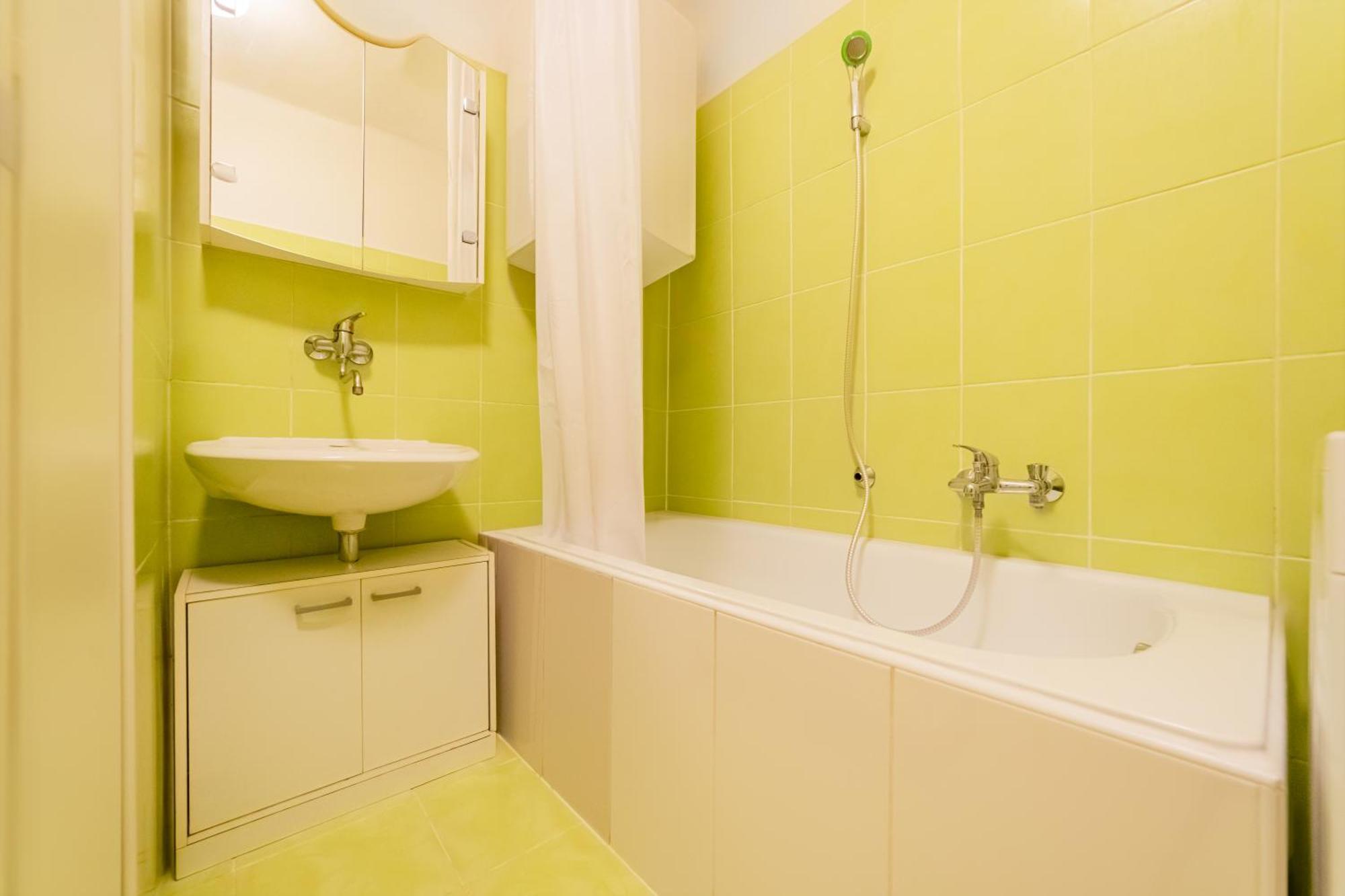 Spacious Central Budget-friendly By Rentez Appartamento